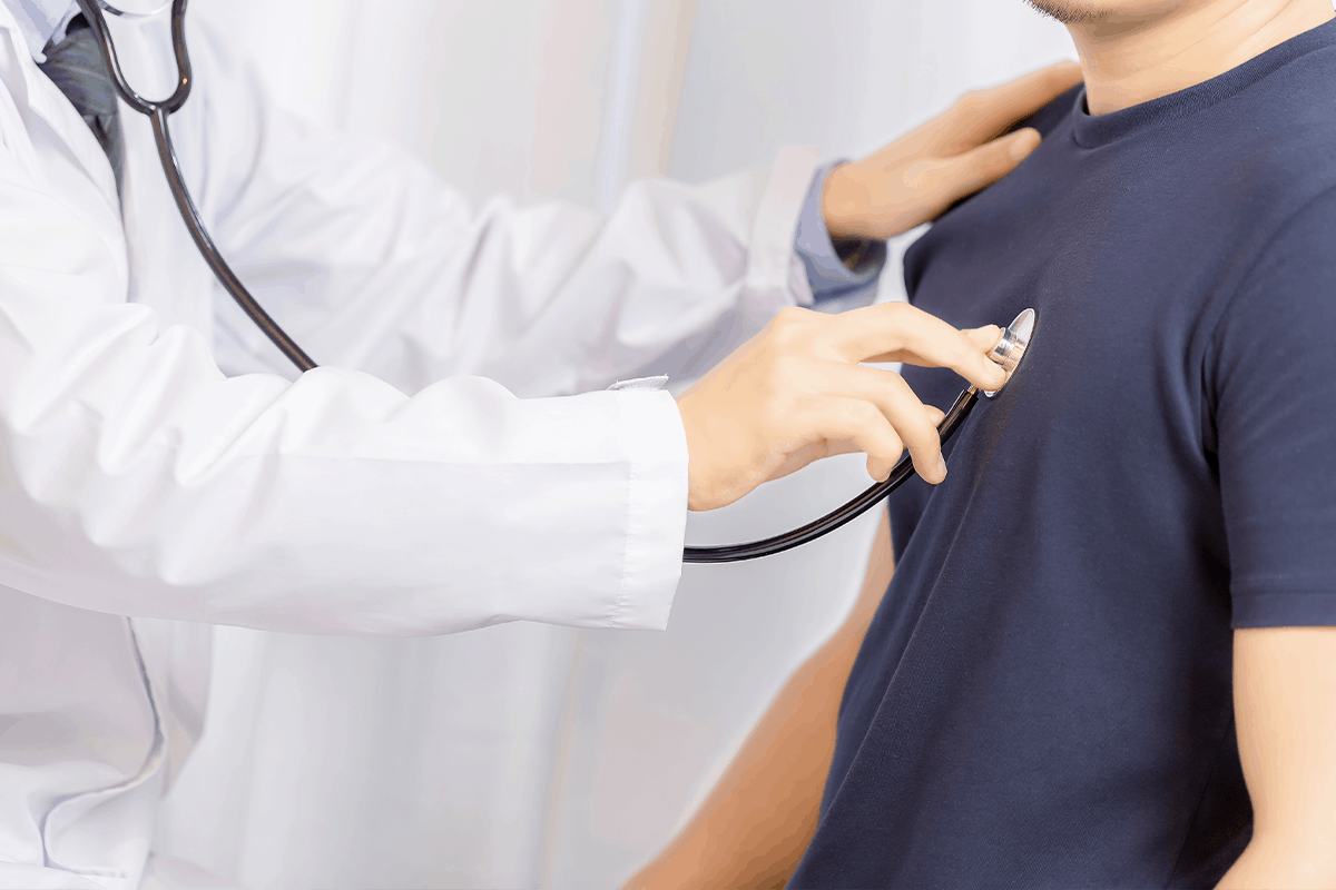 Specialist examines patient's lungs to determine if COPD is diagnosed