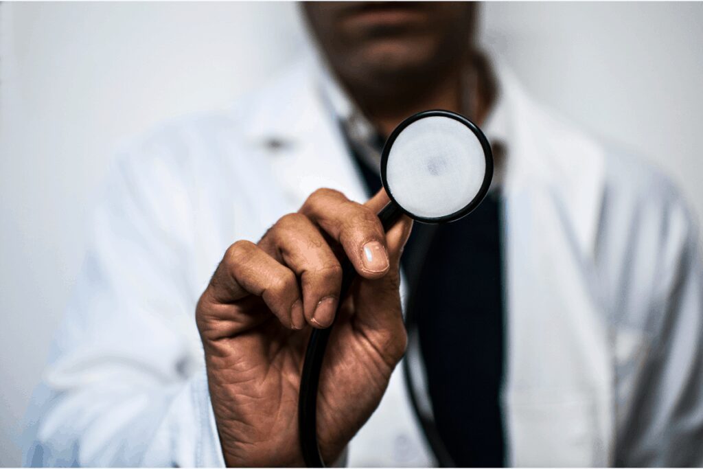 necesita atención primaria 2 Un paciente consulta con un médico durante una visita de atención preventiva